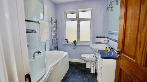 חדר רחצה ב-E2M Stays Beautiful House Close To Heathrow Airport- Walking Distance To Thames River