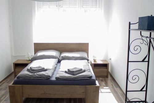 Ένα ή περισσότερα κρεβάτια σε δωμάτιο στο Broadway Apartments B2