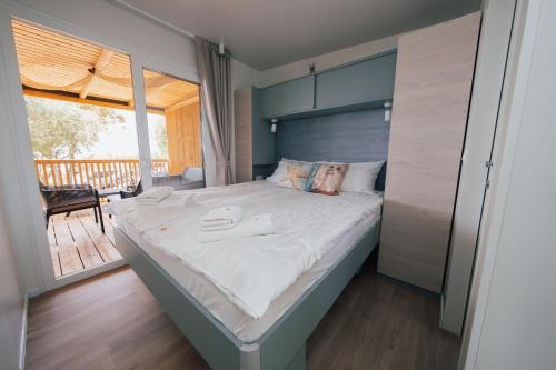 Ένα ή περισσότερα κρεβάτια σε δωμάτιο στο MOBILE HOMES SELCE - Lighthouse