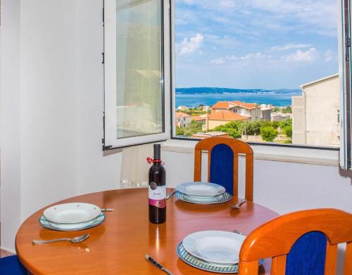 una mesa con 2 sillas y una ventana con vistas en Villa Ana en Kastel Sucurac