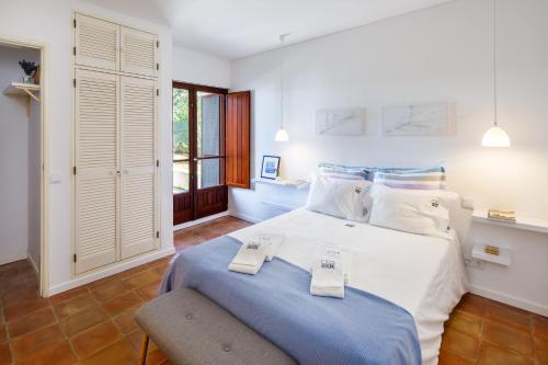 1 dormitorio con 1 cama grande con 2 balanzas en Pura Vida Falésia by The Portuguese Butler, en Albufeira