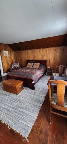 een grote slaapkamer met een bed en een tapijt bij Super Spacious 1 bedroom w/n walking dist' to town in Manistee