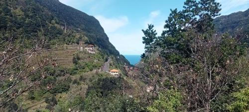 uma casa ao lado de uma montanha em Boaventura Hikers Comfort em Boaventura