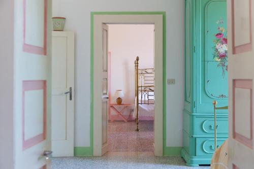 un pasillo con paredes verdes y blancas y una puerta en Villa Aimone, en Marina Porto
