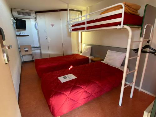 Cette petite chambre comprend 2 lits superposés. dans l'établissement Premiere Classe La Rochelle Sud - Angoulins, à Angoulins-sur-Mer