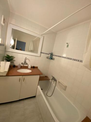 ein Badezimmer mit einem Waschbecken, einer Badewanne und einem Spiegel in der Unterkunft סוויטה נוף בהרים צפת in Safed