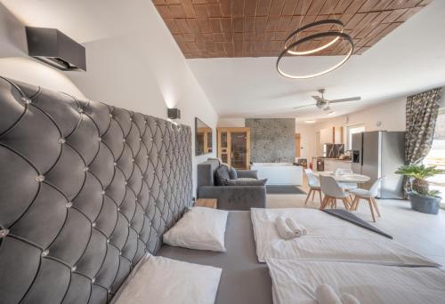 sala de estar con sofá y comedor en Resort TimAJA - pool, massage pool, sauna en Trebnje