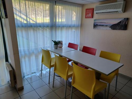 a conference room with a table and chairs at Premiere Classe La Rochelle Sud - Angoulins in Angoulins-sur-Mer