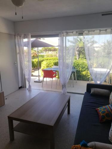 Bright apartment with garden near the sea