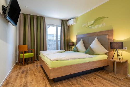 een hotelkamer met een bed en een televisie bij Ferienhof Berger UG in Hagnau