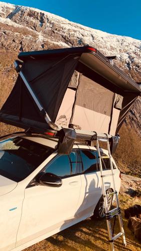 una macchina con un portapacchi sopra di Rent Rooftop tent for car with roofrack a Stavanger