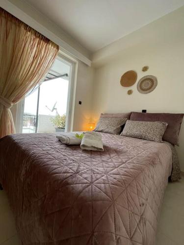 Кровать или кровати в номере Top roof appartment Oropos 5' beach