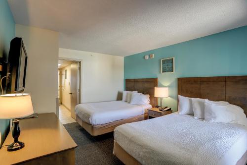 ein Hotelzimmer mit 2 Betten und einem TV in der Unterkunft Landmark Resort 936 in Myrtle Beach