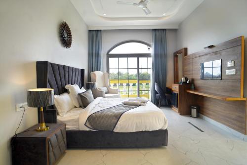 een slaapkamer met een bed en een bureau. bij 5 States Resort in Amritsar