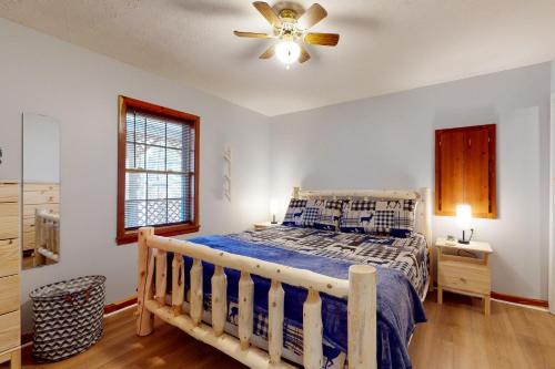 מיטה או מיטות בחדר ב-Elk Valley Lodge