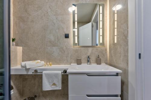 un bagno con un lavandino bianco e uno specchio di Apartman MONTANA Vila Luna a Zlatibor