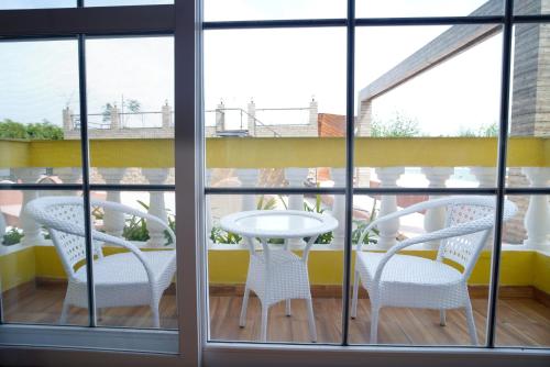 een balkon met een tafel en stoelen op een balkon bij 5 States Resort in Amritsar