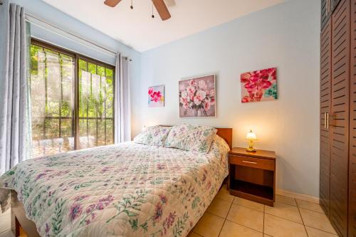 1 dormitorio con cama y ventana en Cocomarindo#73, en Coco