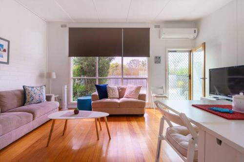 uma sala de estar com um sofá e uma mesa em Argo Sands em Rosebud