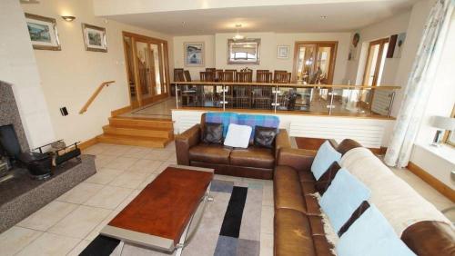 sala de estar con sofá y mesa en Horn Head View Dunfanaghy en Dunfanaghy