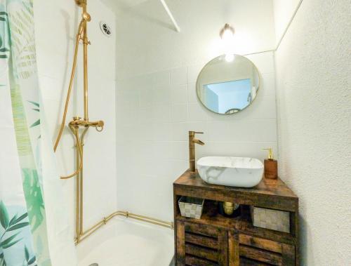 een badkamer met een wastafel en een spiegel bij Splendide appartement GOLDEN HOUSE vue LAC et montagne in Port-la-Nouvelle