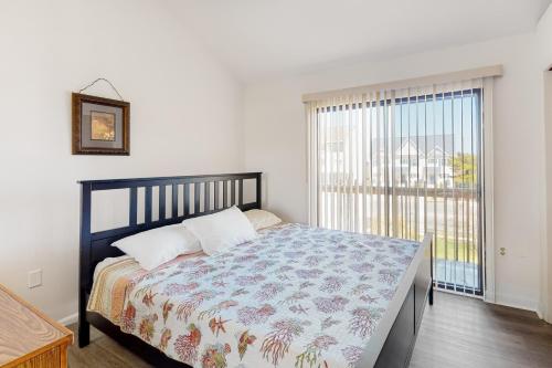 um quarto com uma cama e uma grande janela em The Coral Starfish #10J em Ocean City