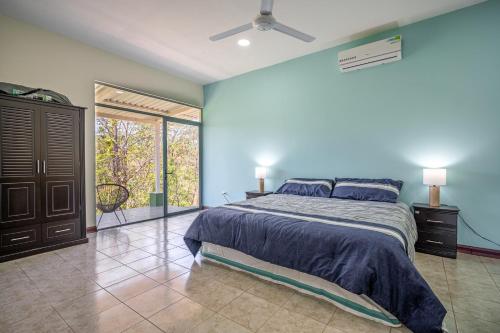 1 dormitorio con 1 cama con pared azul en Beach Jungalow en Marbella