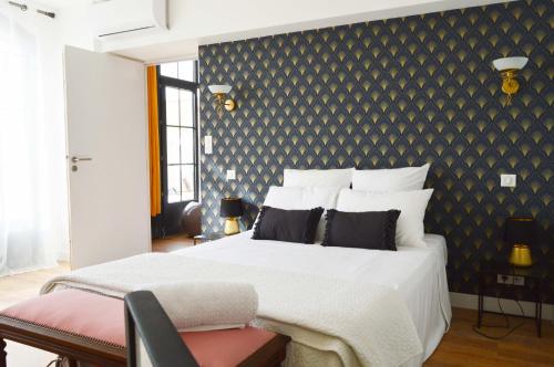 a bedroom with a large bed with a black wall at La Revêtizon in Siecq