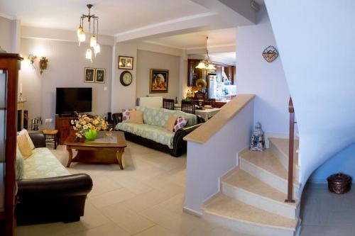 een woonkamer met een trap naar een woonkamer bij Villa Archontia Family House!!! in Preveza