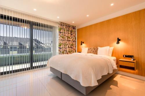 1 dormitorio con cama grande y ventana grande en Black Pearl Apartment Hotel, en Reikiavik