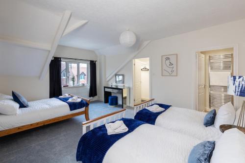 a bedroom with two beds and a window at Wharfedale Retreat in Ilkley