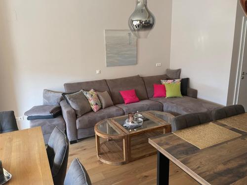 a living room with a couch and a table at kleines Seeglück in Feldkirchen in Kärnten