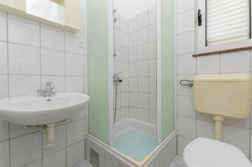 y baño con lavabo, aseo y ducha. en Apartments Nada, en Grebaštica