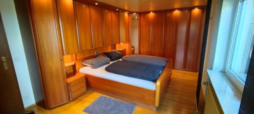 a small bed in a cabin on a boat at Weingut Will und Würz in Schwaigern