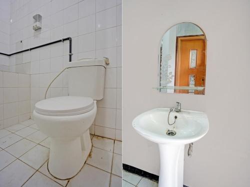 een badkamer met een toilet en een wastafel bij SPOT ON 92388 Villa Segi Delapan in Prigen