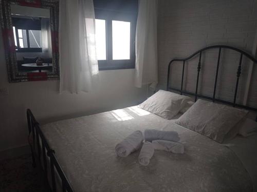 - une chambre avec un lit et 2 serviettes dans l'établissement Centro de Málaga - Calle Zanca, à Malaga