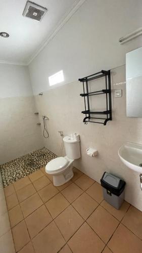 een badkamer met een toilet en een wastafel bij Canggu - Pererenan Guesthouse " aBaliHouse " in Canggu