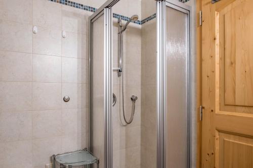 y baño con ducha y puerta de cristal. en Adlerhorst Zaunkoenig, en Santa Valpurga