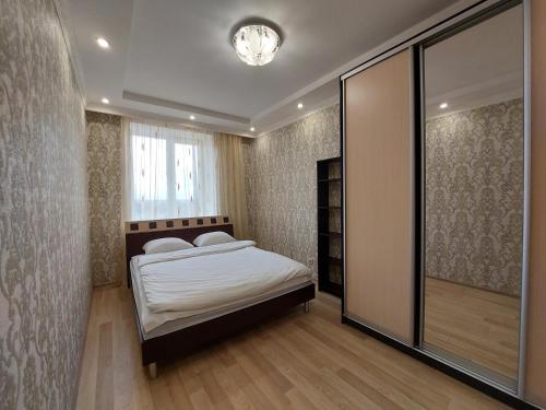 A bed or beds in a room at Набережна Двокімнатна