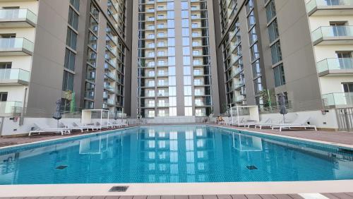 Bazén v ubytování STAY BY LATINEM Luxury 1BR Holiday Home CVR A1804 near Burj Khalifa nebo v jeho okolí