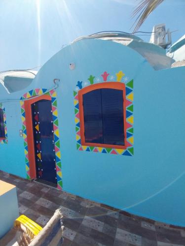 une maison de jeu avec une fenêtre dans une pièce dans l'établissement NeNeKaTo Nubian House, à Assouan