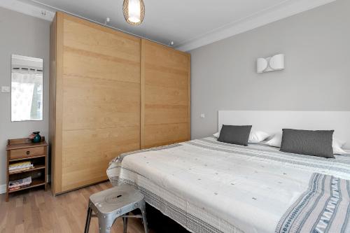 Postel nebo postele na pokoji v ubytování Modern & Cozy Downtown Apartment