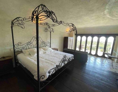 Ένα ή περισσότερα κρεβάτια σε δωμάτιο στο Beautiful apartment fully restored after OTIS in Acapulco Diamante