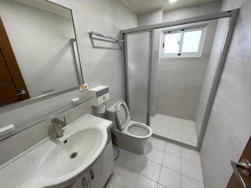 馬公市的住宿－采楓民宿，浴室配有卫生间、盥洗盆和淋浴。