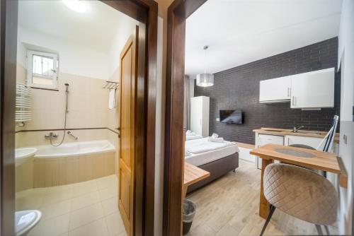 豪伊杜索博斯洛的住宿－阿姆布羅子亞公園酒店，带浴缸、盥洗盆和卫生间的浴室