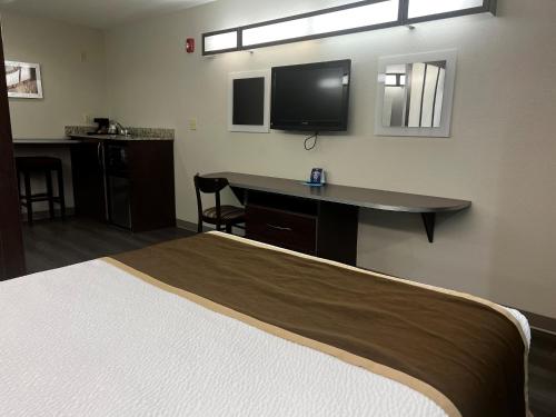 Televisyen dan/atau pusat hiburan di Microtel Inn & Suites by Wyndham Pearl River/Slidell