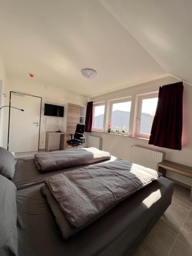 1 dormitorio grande con 2 camas y ventana en MK Hostel Oyten, en Oyten