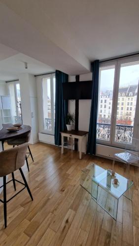 - un salon avec une table et une table basse en verre dans l'établissement Innocenti, à Paris