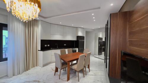 Η κουζίνα ή μικρή κουζίνα στο Zeus Tirana Suite Deluxe