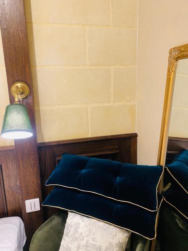 a room with a blue couch and a mirror at Casa Maria Tereza in Cospicua